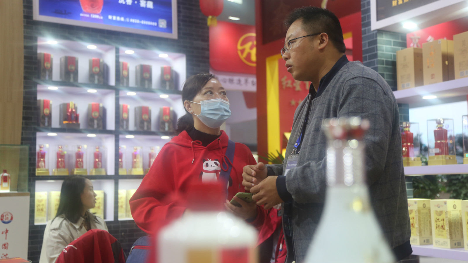 中国永利总站集团副总经理杨磊（右）接受媒体采访_meitu_4.jpg