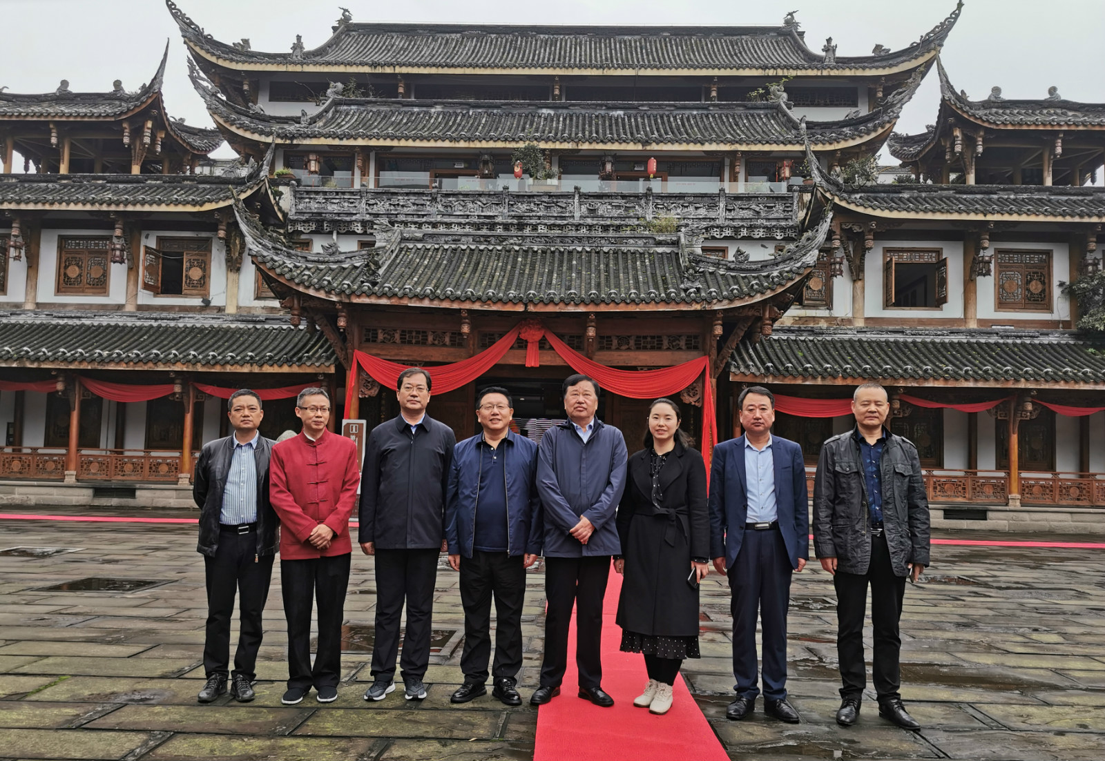 内蒙古骆驼酒业集团股份有限公司党委书记刘源（右四）一行莅临沈子国酒庄，中国永利总站集团总经理沈连（右三）热情接待_meitu_7.jpg